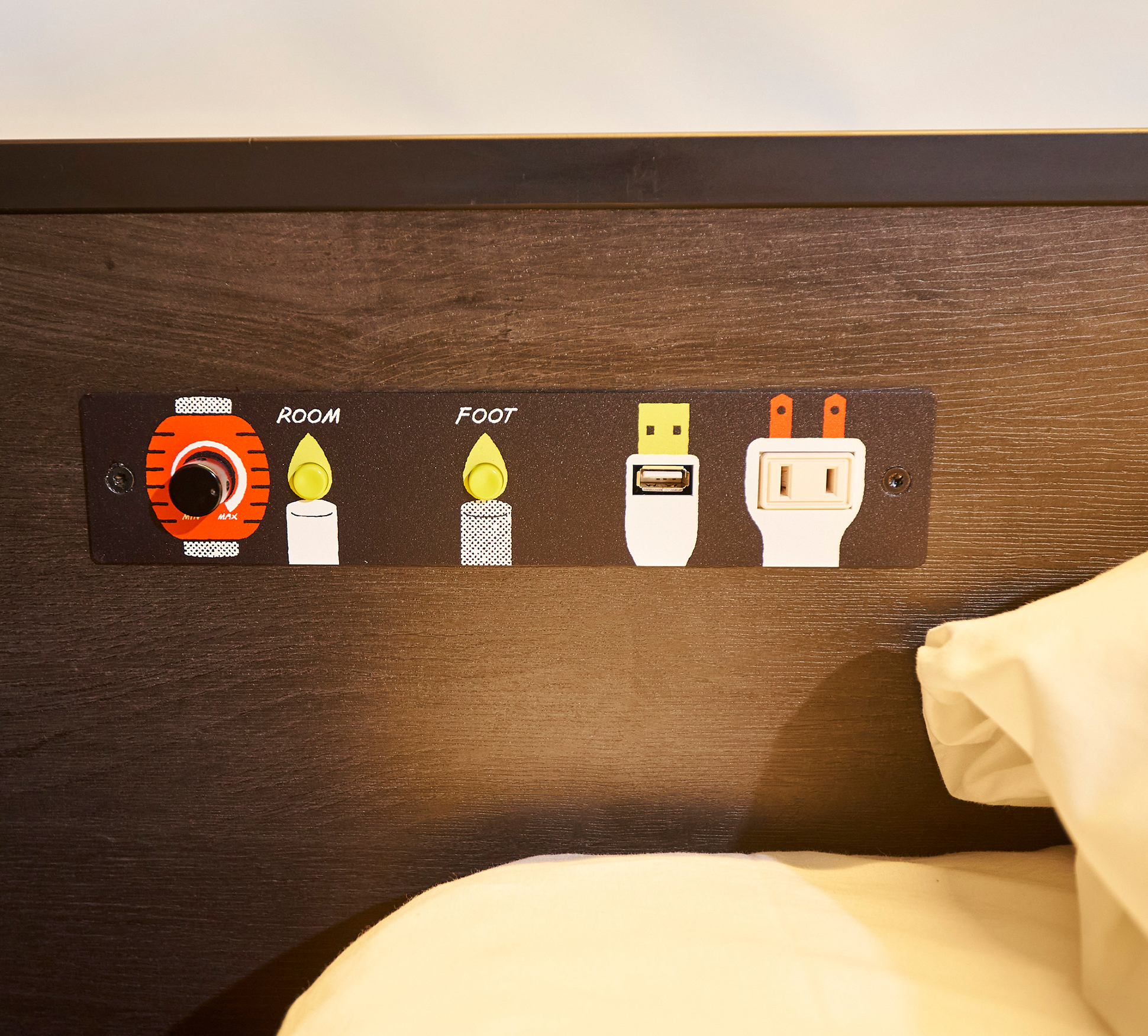 床头设有照明开关、USB插座及插头用插座。室内照明亮度可通过旋钮调节。