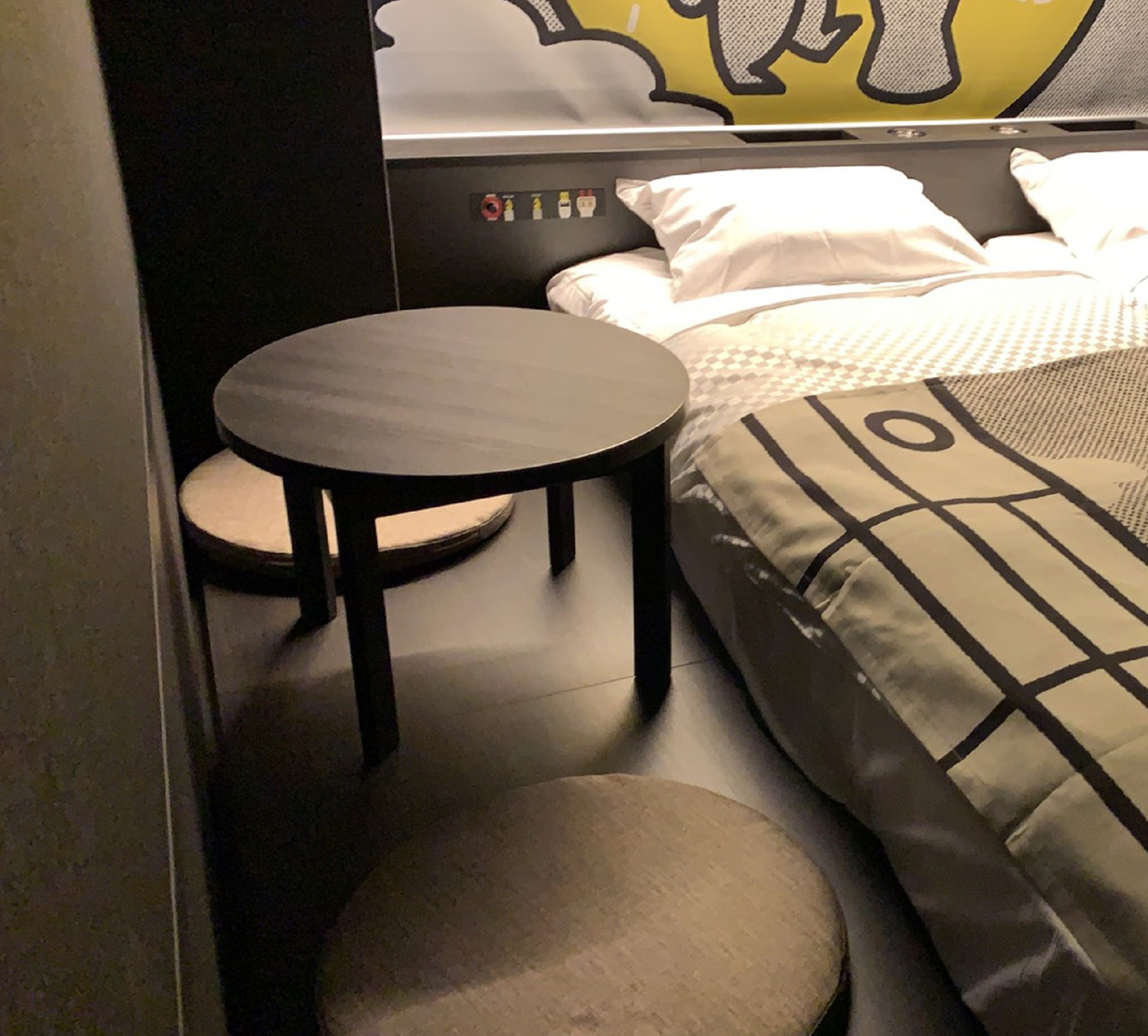 客房内床旁的空间配有日式矮桌和圆形坐垫。