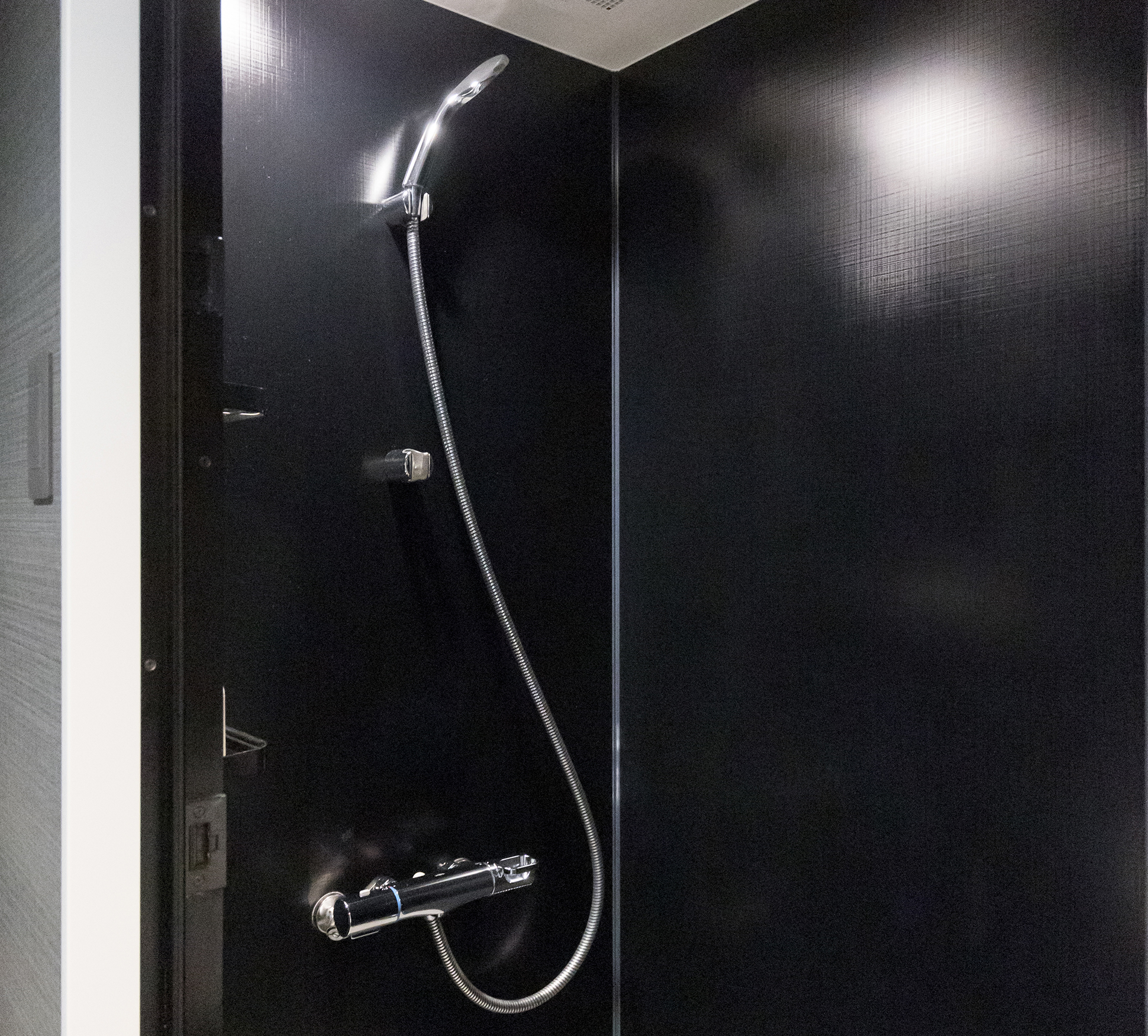 各客房均设有淋浴间。还备有洗发水、护发素、沐浴露与吹风机。