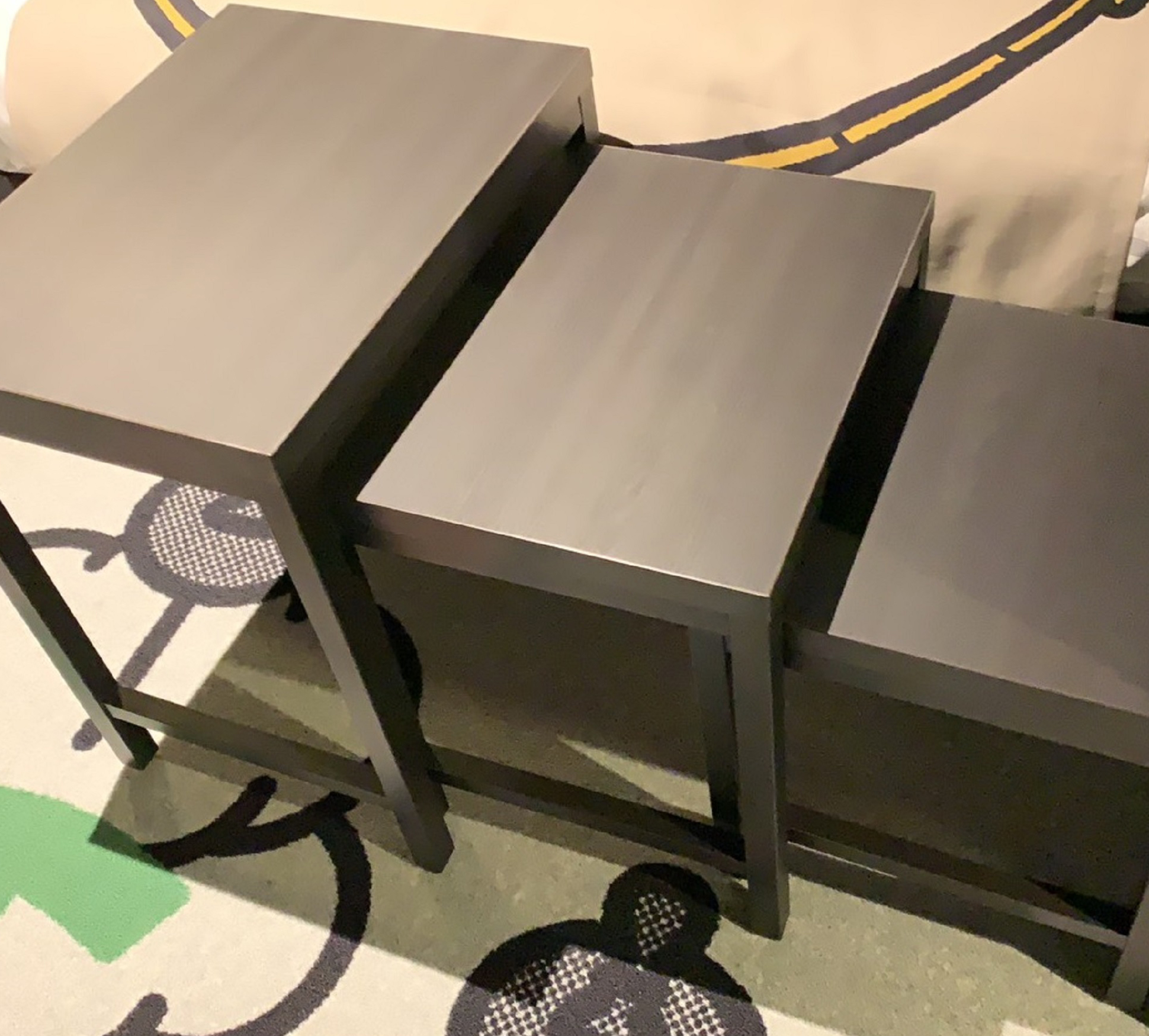 客房内备有较大的桌子。