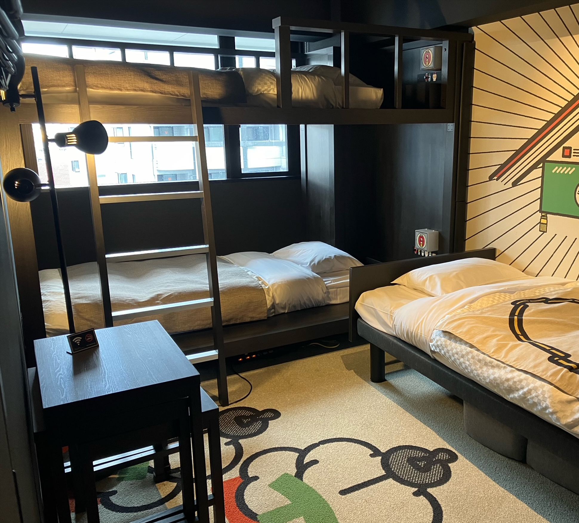 双层床后方有窗户，卷帘拉起后便可看见。