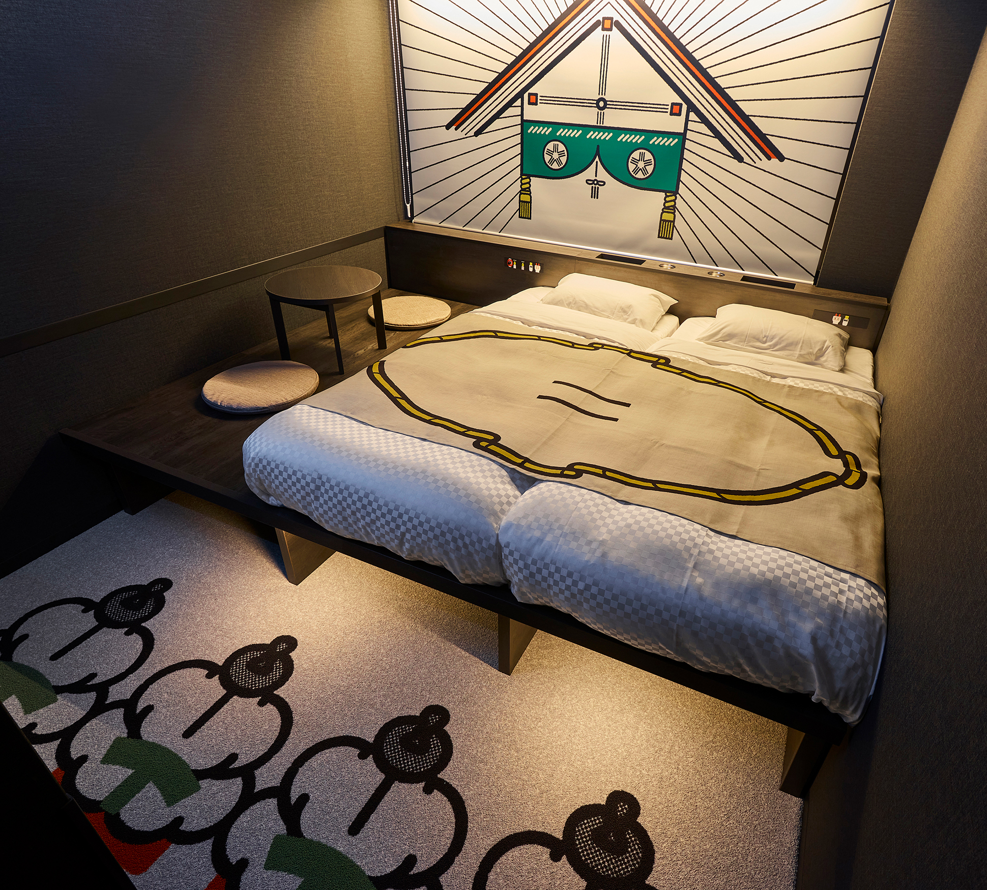 设计了展现日本文化的三种经典图案（澡堂、赏月、相扑）。※图片为相扑设计客房示例。