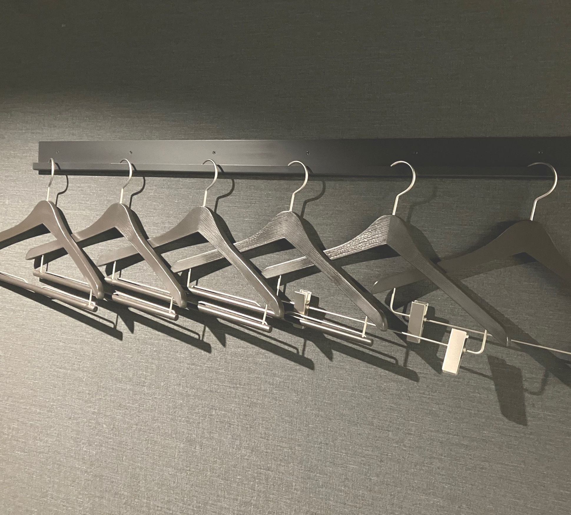 客房内较低的位置还备有衣架。