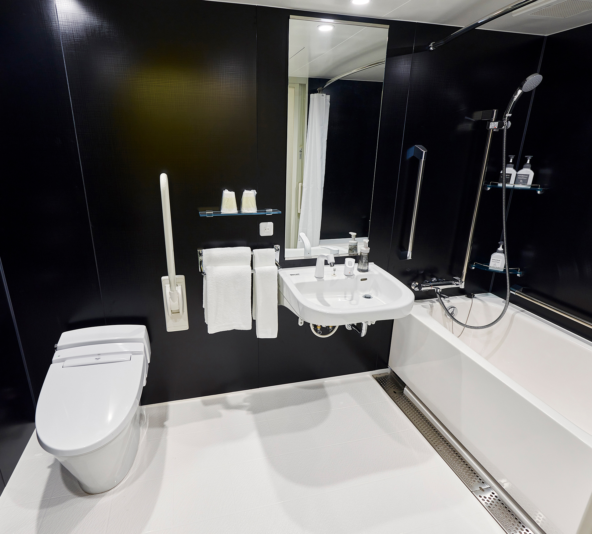 仅此类型的房间配有浴缸。备有洗发水、护发素、沐浴露，还配备带清洗功能马桶。