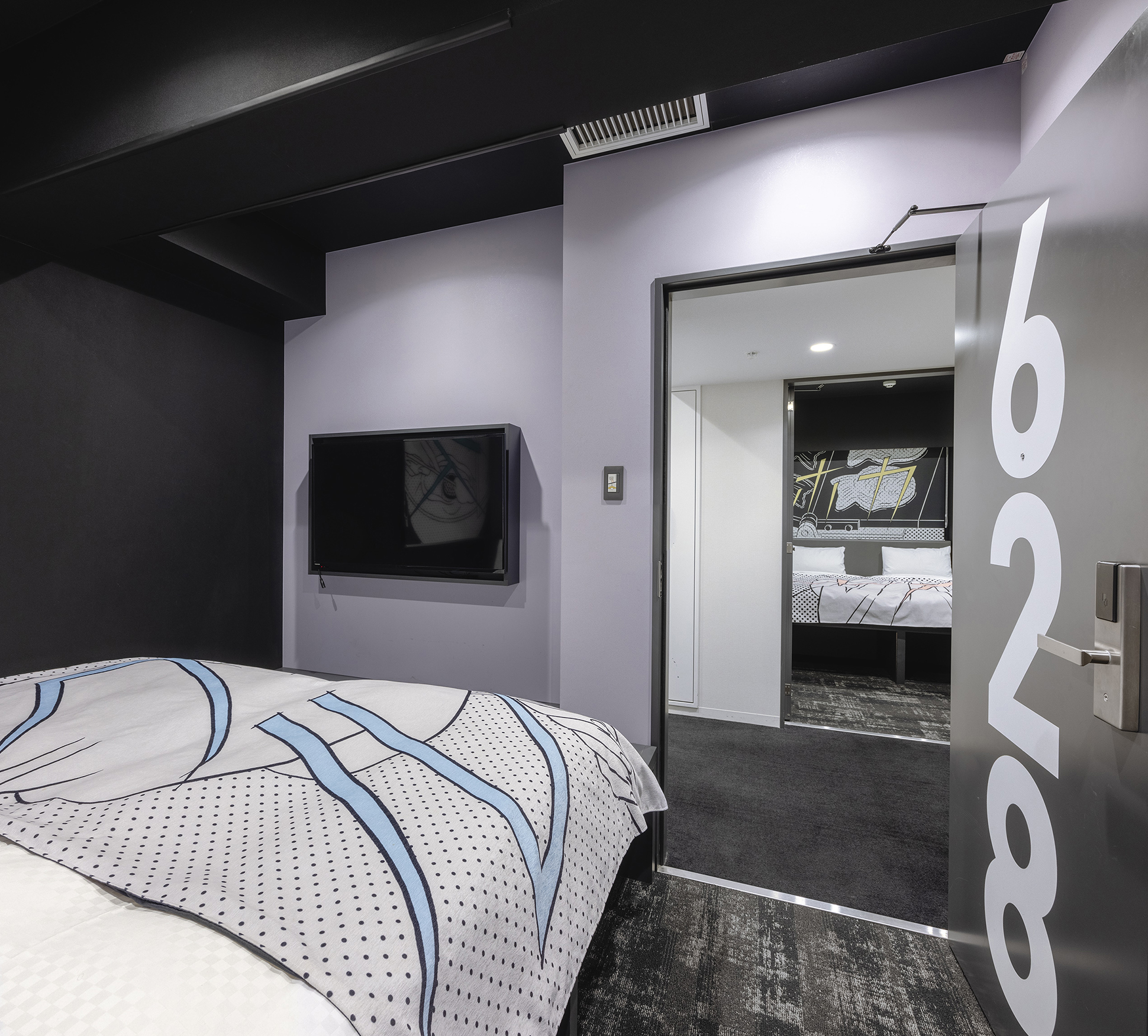 The two rooms at the end of the corridor are partitioned by a security door to create a private space. Up to four people can stay. * Each room has two single beds.