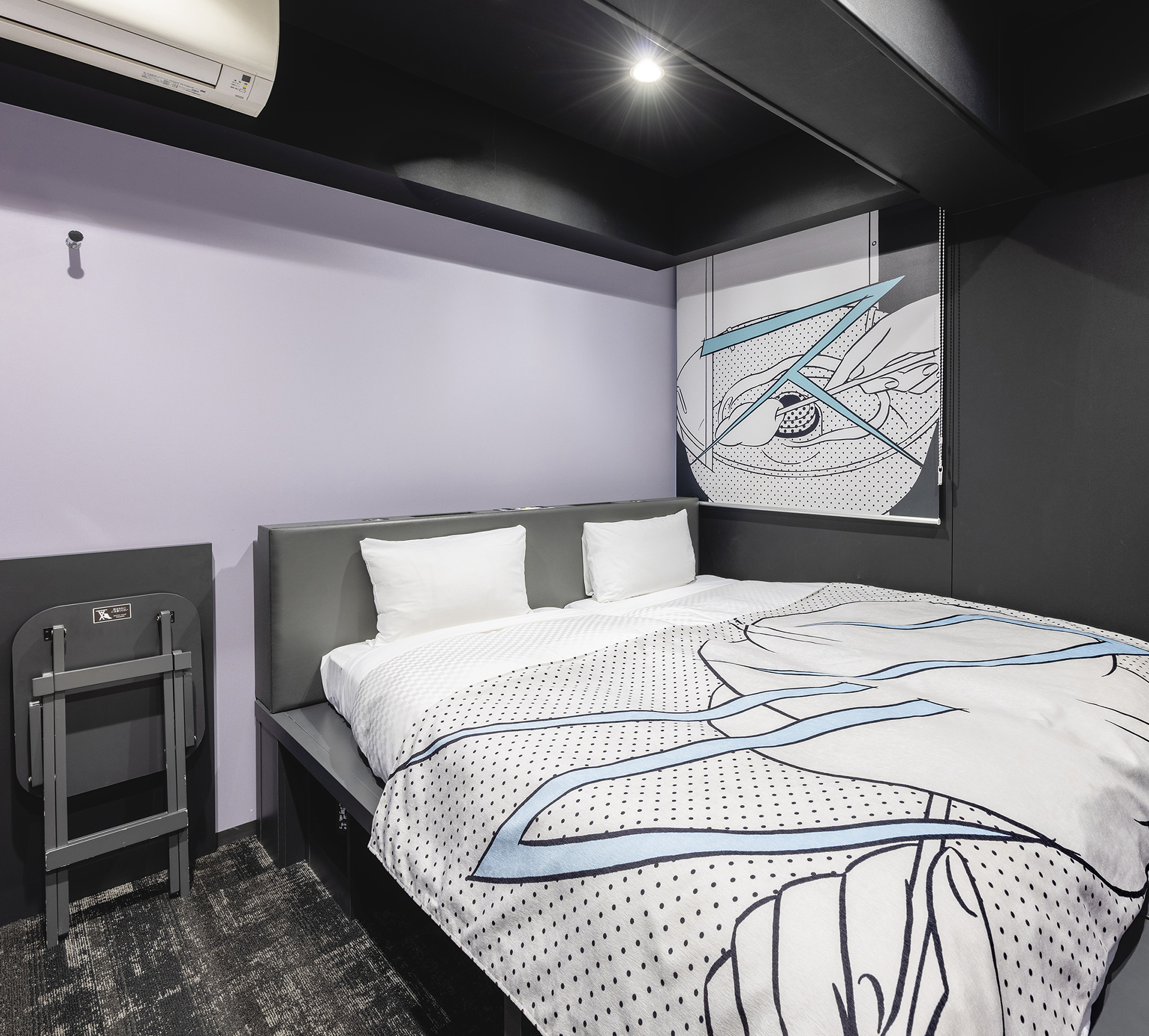 The two rooms at the end of the corridor are partitioned by a security door to create a private space. Up to four people can stay. * Each room has two single beds.