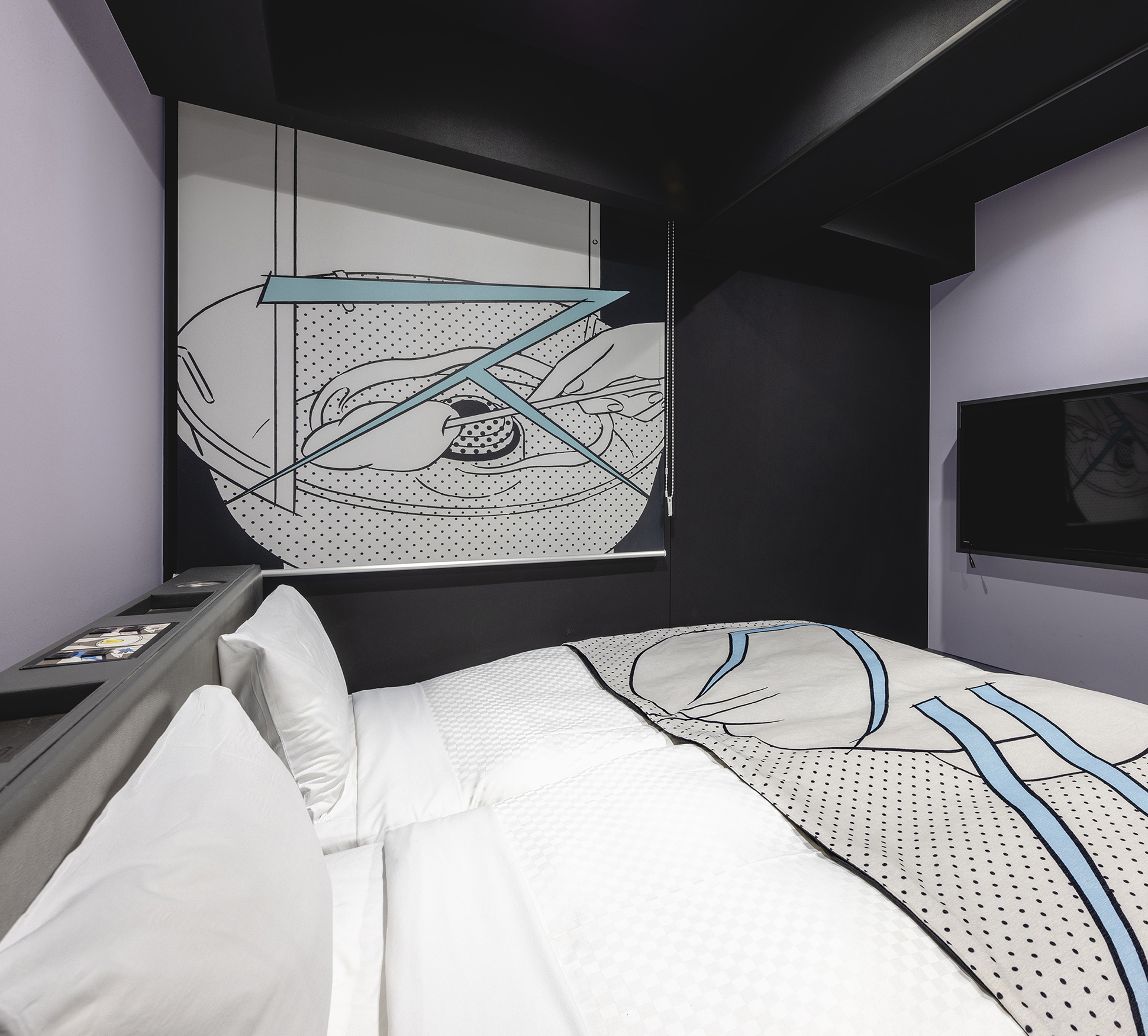 The two rooms at the end of the corridor are partitioned by a security door to create a private space. Up to four people can stay. * Each room has two single beds.