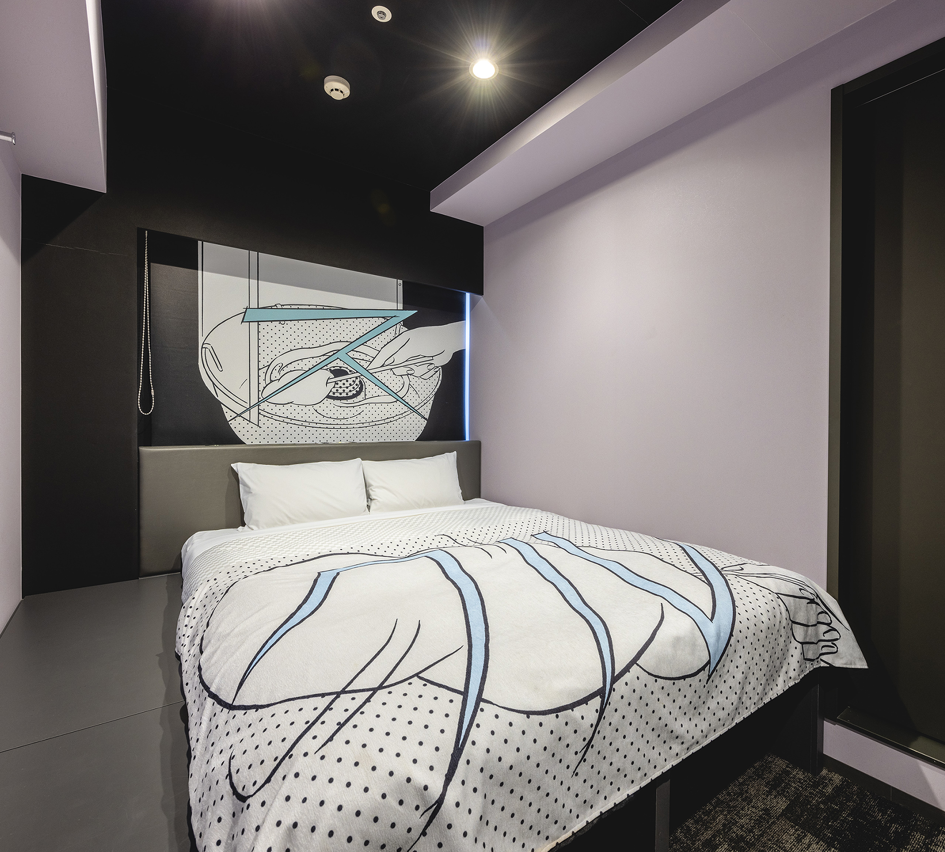 The bed has one 160 cm width mattress. Sleep soundly and comfortably on a Magniflex mattress.