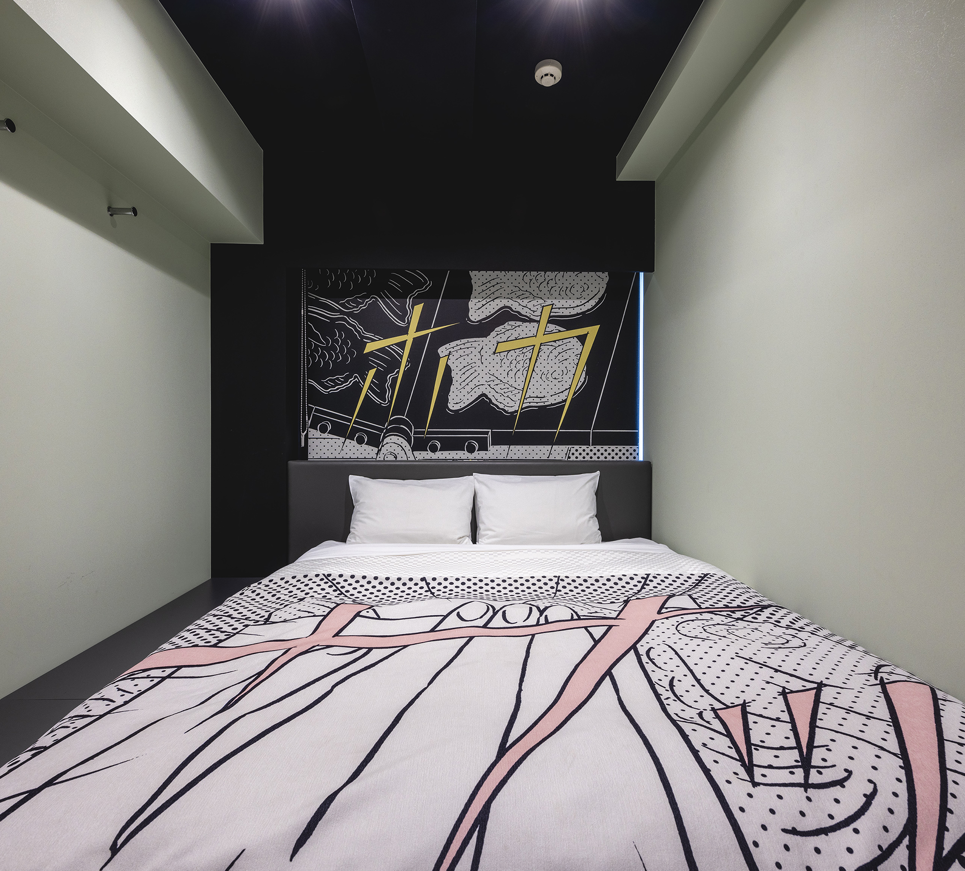 The bed has one 160 cm width mattress. Sleep soundly and comfortably on a Magniflex mattress.