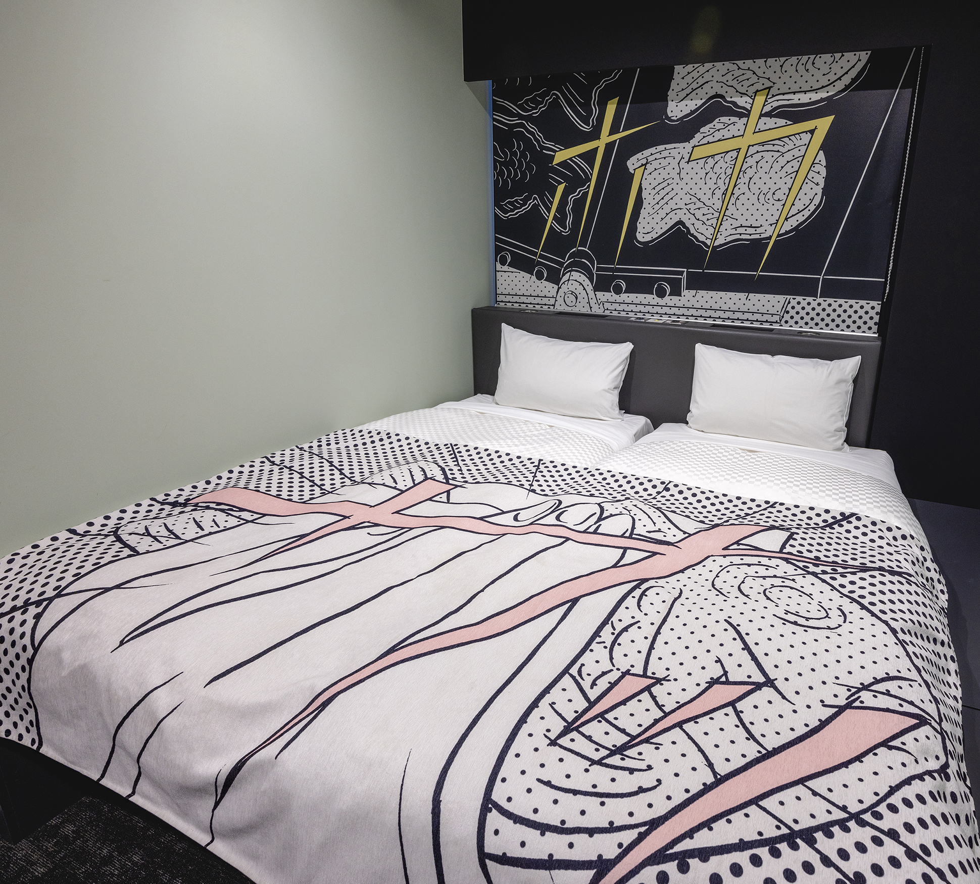 Two single beds are placed side by side. Sleep soundly and comfortably on a Magniflex mattress.