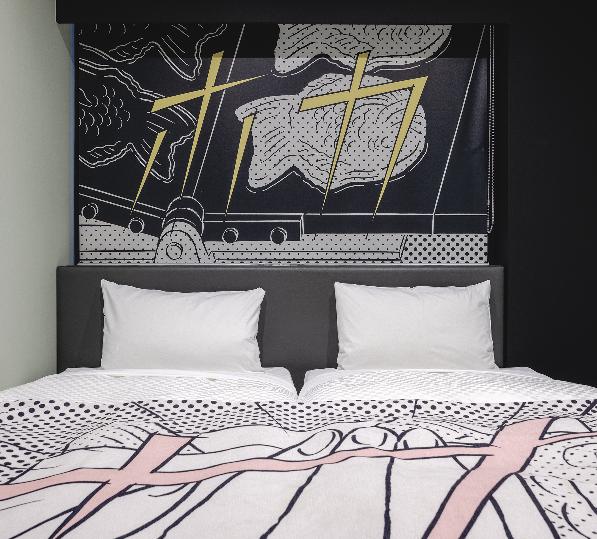 Two single beds are placed side by side. Sleep soundly and comfortably on a Magniflex mattress.