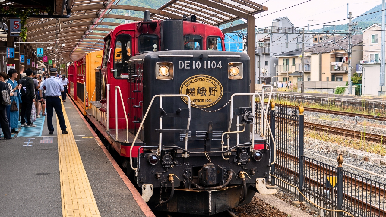 [Kyoto] Breathtaking Seasonal Scenery from the Windows of Kyoto’s Sagano Romantic Train