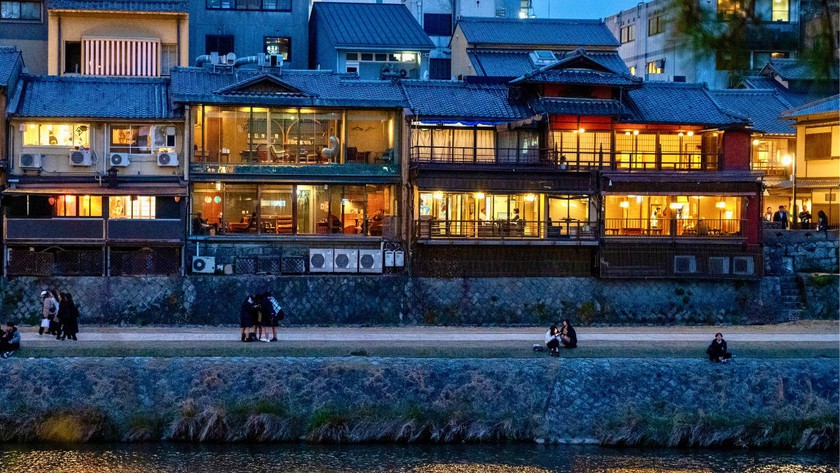 [Kyoto] Pontocho Alley in Kyoto: Kamo River Kawayuka Dining, Kamogawa Odori & More