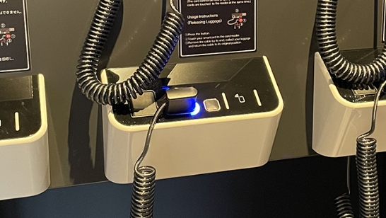 2.If the light is blue, slip the cord through the handle of the baggage and insert your luggage for storage.