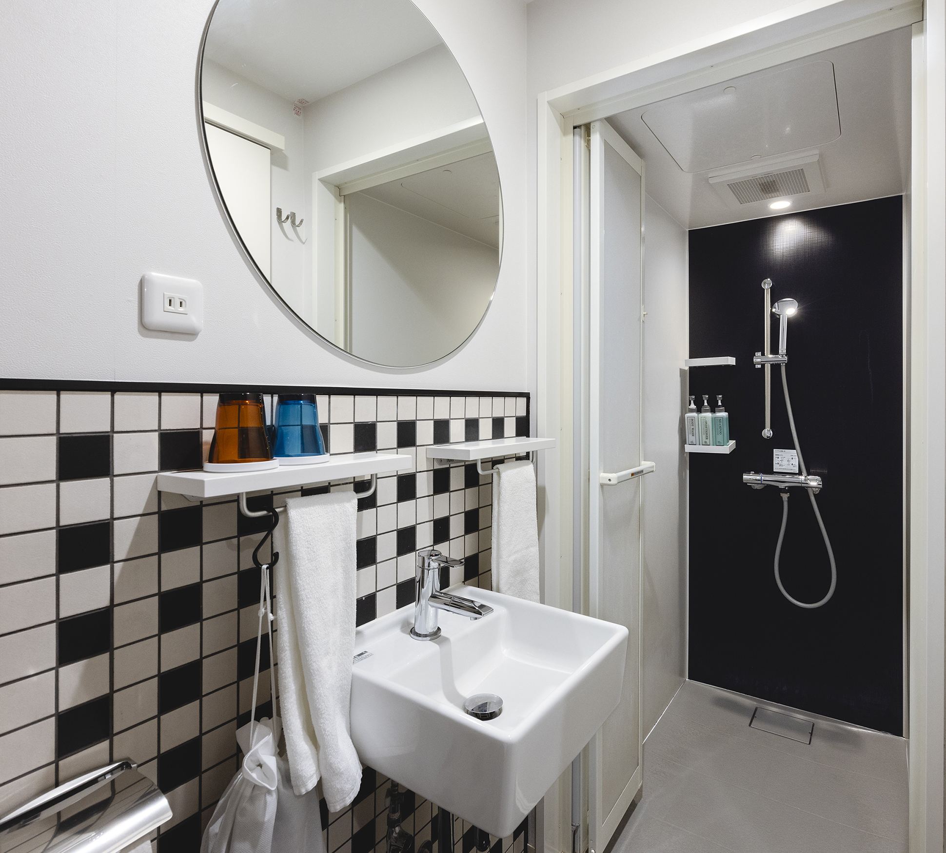 The room has a shower booth only. Shampoo, conditioner, body soap, a hair dryer, and towels are provided for use. * Other amenities are available at the lobby.