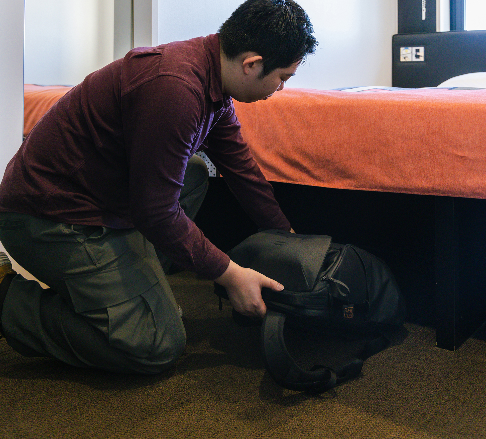 Suitcases and other large baggage can be stored in the storage space under the bed.