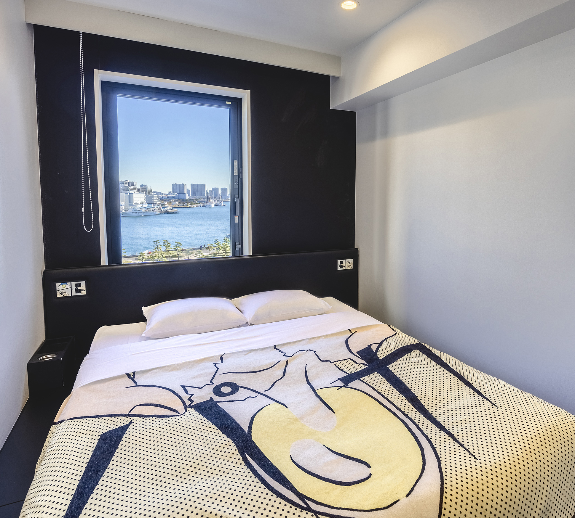 The bed has one 160 cm width mattress. Sleep soundly and comfortably on a Magniflex mattress. * The photo is an example of the fried eggs design room.