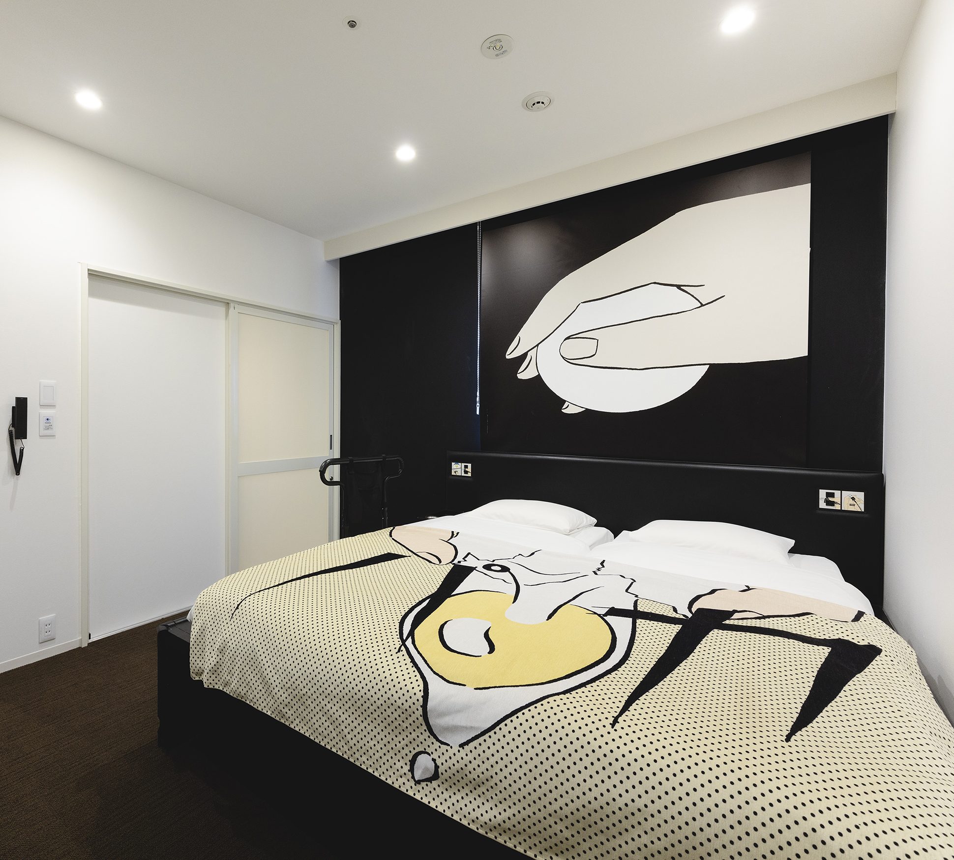 The 17 m² room is designed to provide enough space for guests regardless of their age and physical ability to stay safely. The bed has two 85 cm width mattresses.