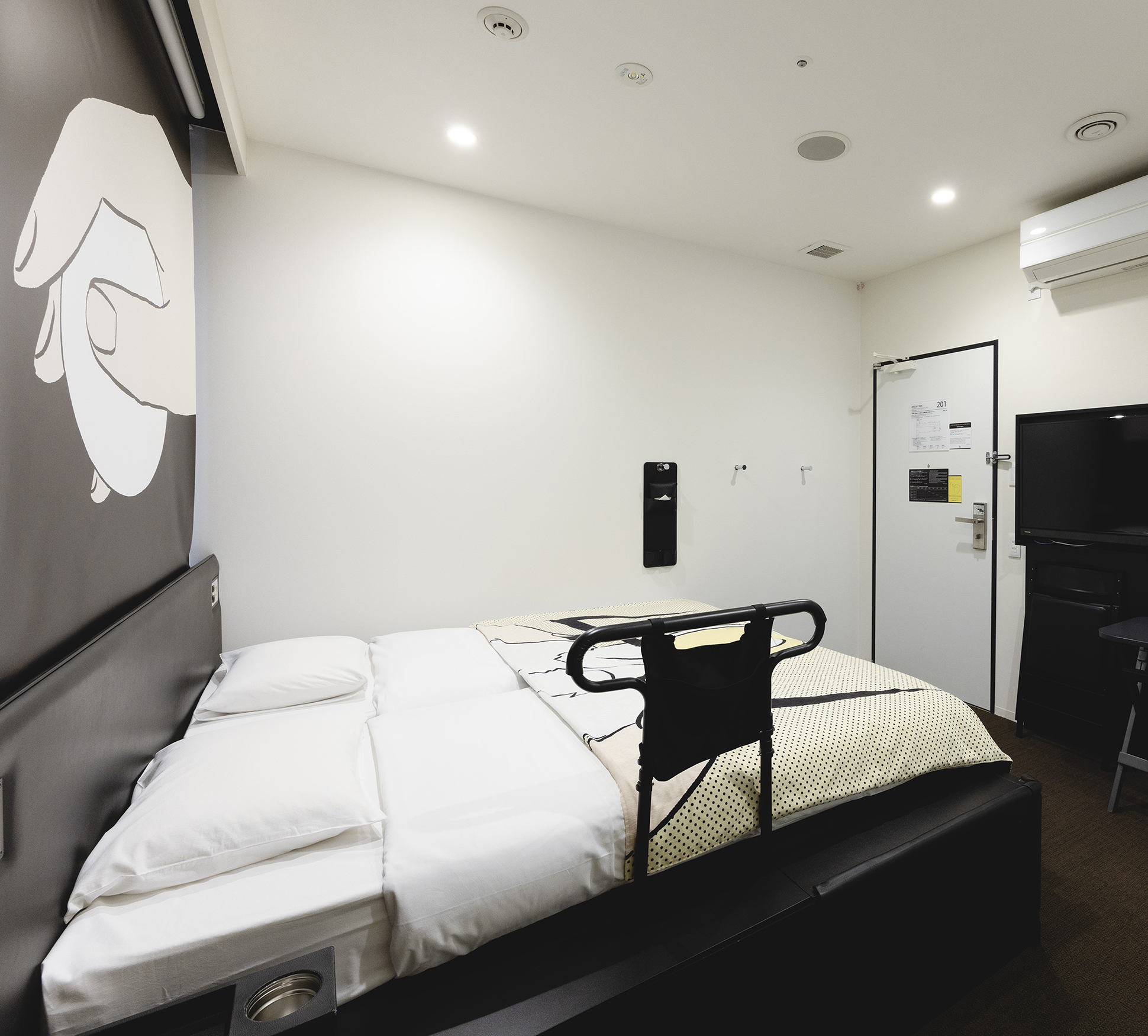 The 17 m² room is designed to provide enough space for guests regardless of their age and physical ability to stay safely. The bed has two 85 cm width mattresses.