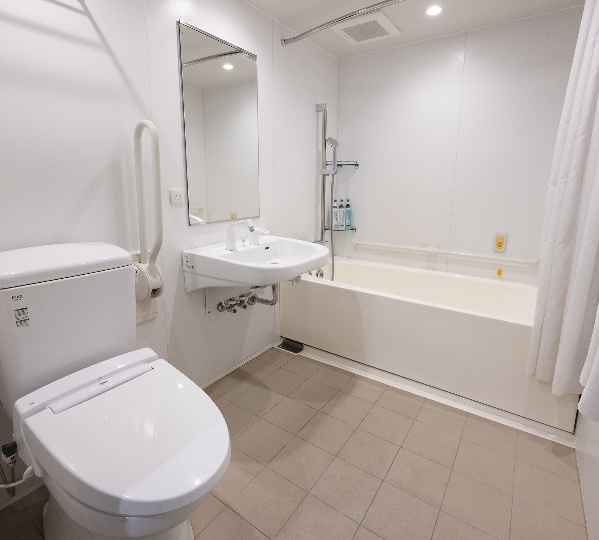 Only this room type has a bathtub. Shampoo, conditioner, body soap, a hair dryer, and towels are provided for use. * Other amenities are available at the lobby.