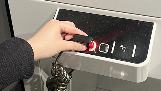 4.The light will turn red as the lock activates.