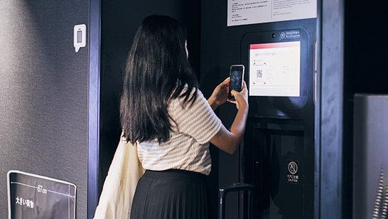 2.Select the size of your baggage and select “Confirm.” Then, touch your IC travel card on the panel.