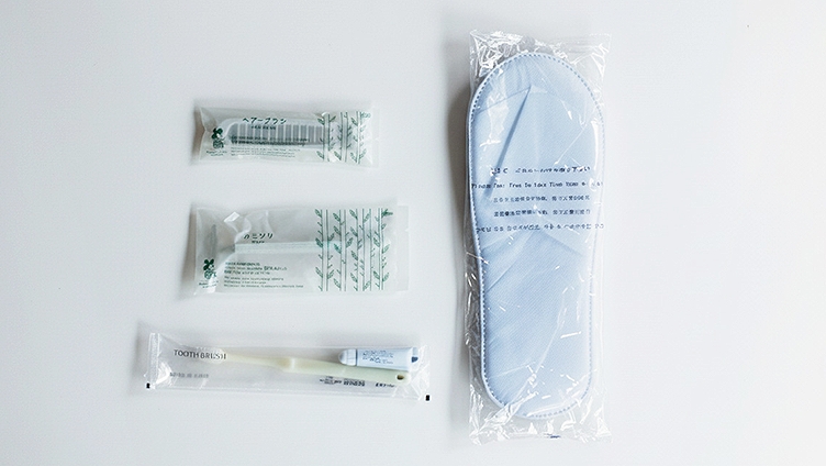 사진(슬리퍼, 머리빗, 면도기, 칫솔 치약 세트)