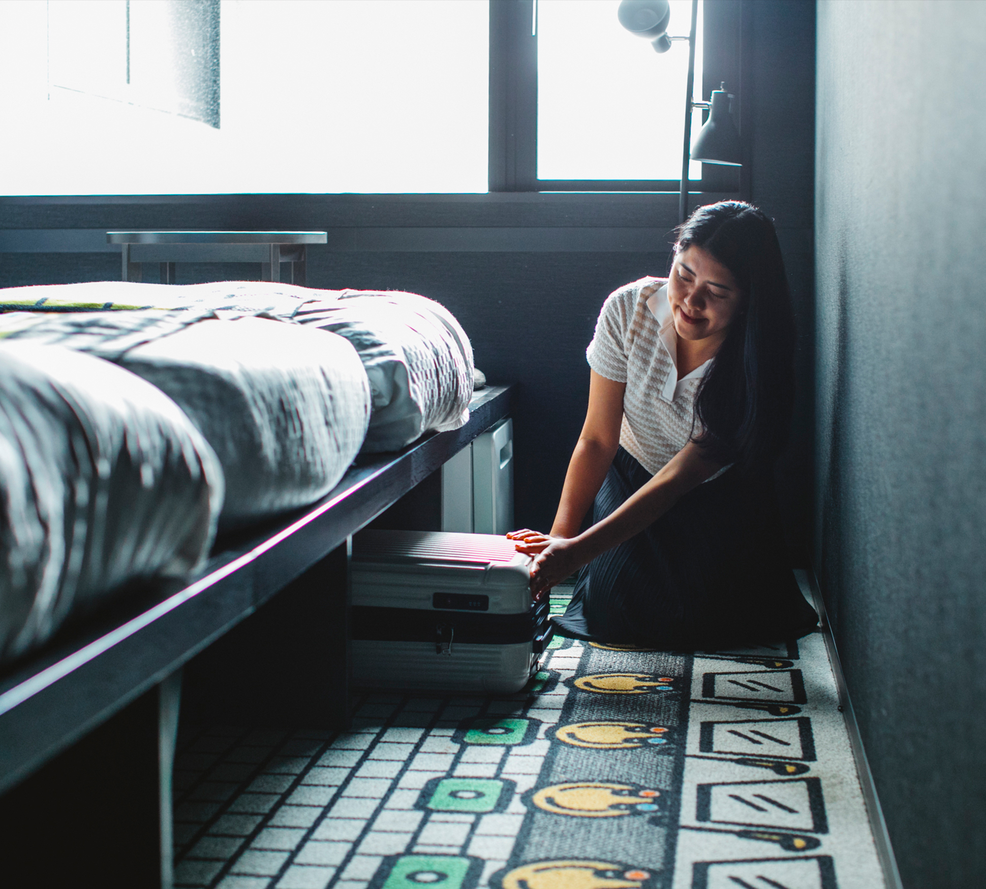 침대 아래의 죽은 공간을 활용한 수납공간입니다. 여행 가방 등 큰 짐도 보관할 수 있습니다. (사진은 트리플 룸)