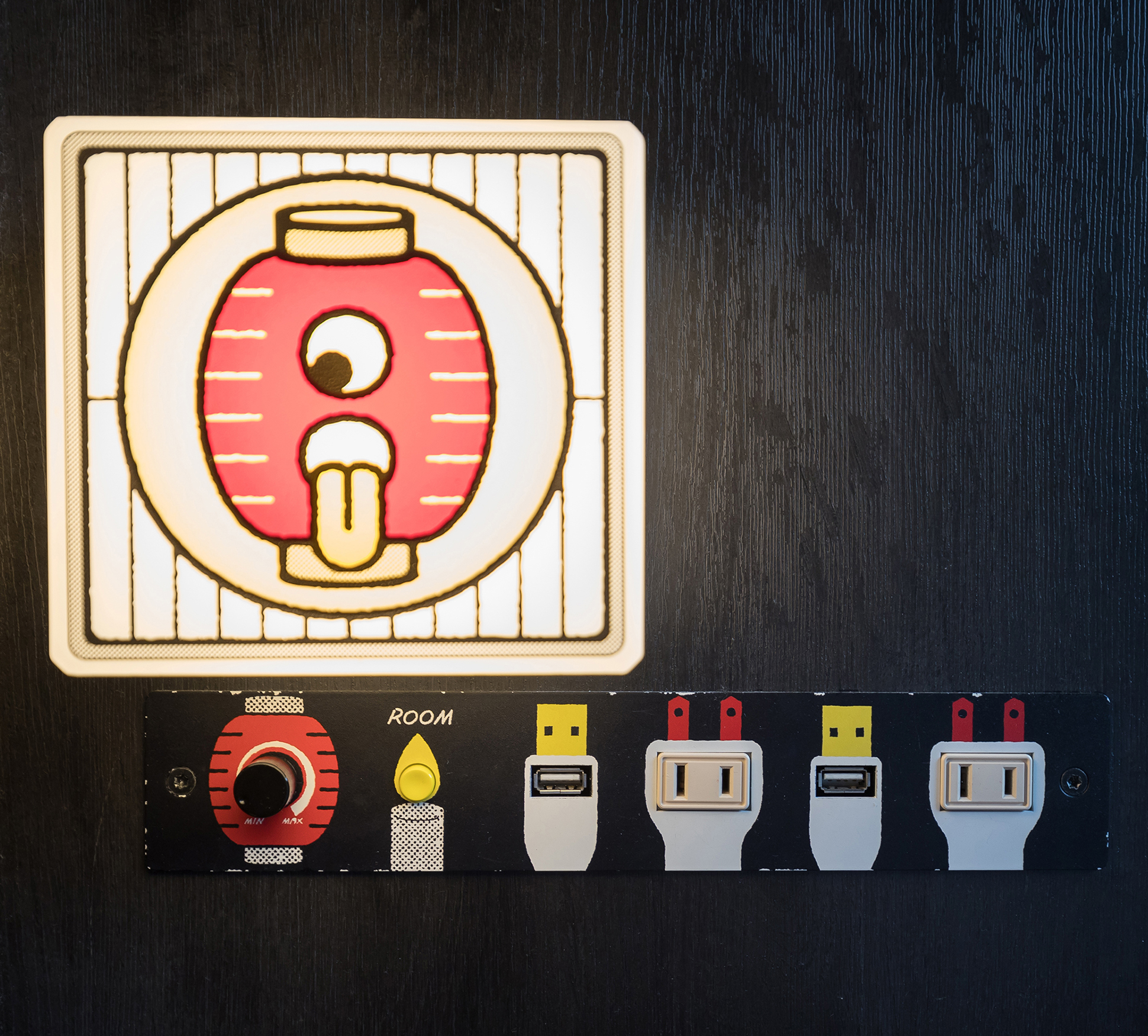 머리맡에 실내 전기 스위치, USB 콘센트, 플러그용 콘센트가 설치되어 있습니다. 실내조명의 밝기는 다이얼로 조절할 수 있습니다.