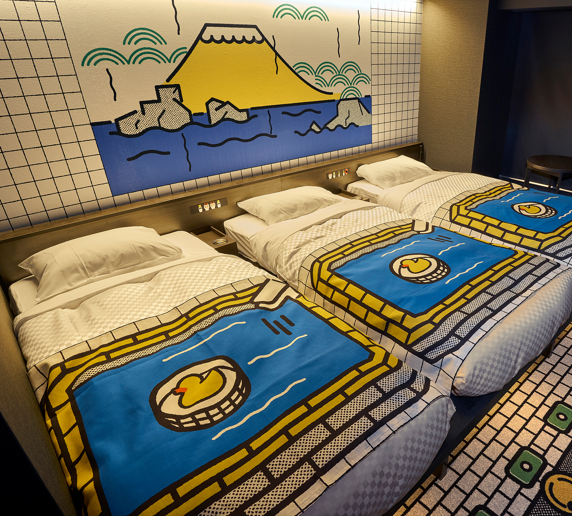 넓이는 19㎡. 폭 85cm의 싱글 침대 3개가 배치된 객실입니다. 매그니플렉스 매트리스를 사용해 쾌적한 잠자리를 선사합니다.