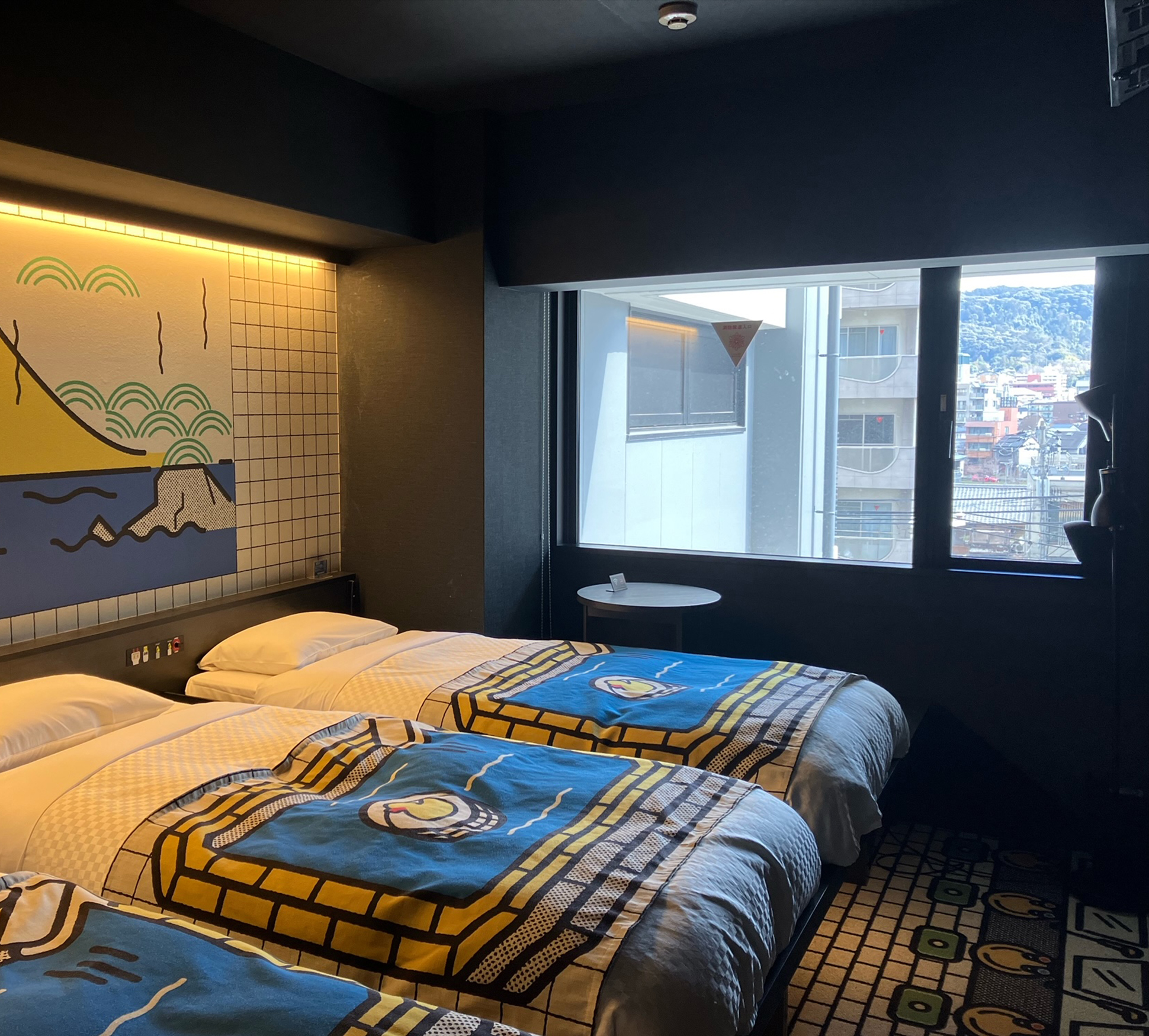 블라인드를 올리시면 창문이 있습니다. 안전상의 이유로 창문은 몇 cm만 열 수 있습니다.(사진은 할리우드 트윈 룸)