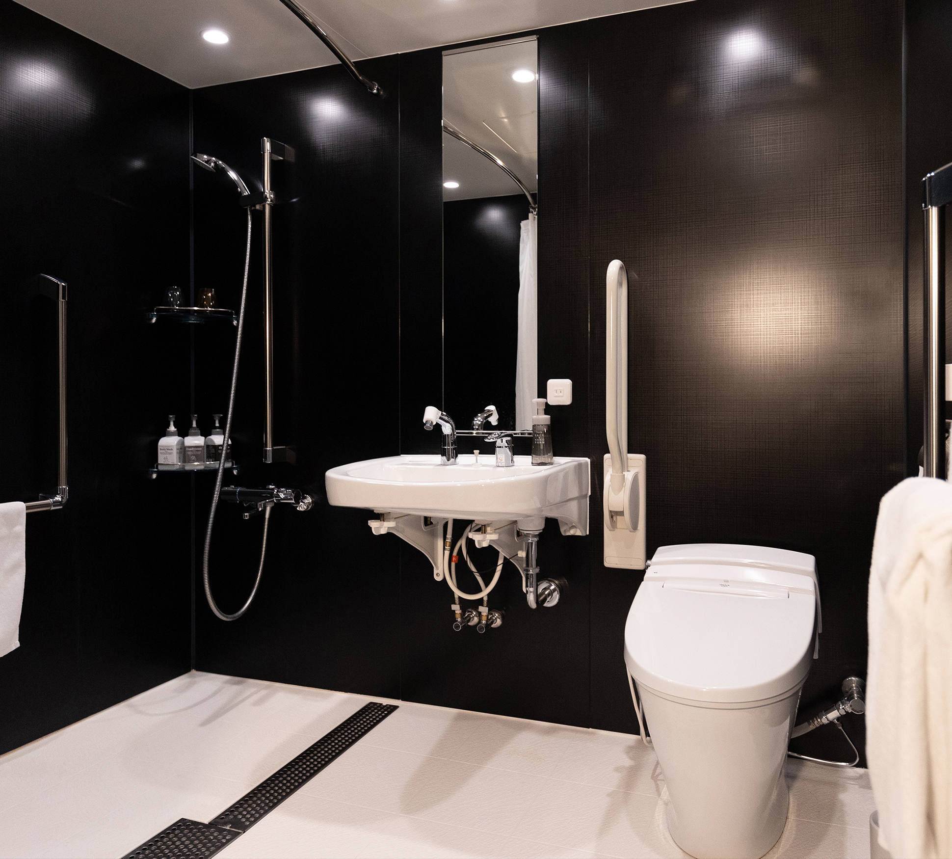 각 객실에 샤워 부스가 있습니다. 샴푸, 린스, 보디 워시가 비치되어 있으며 비데도 완비되어 있습니다.