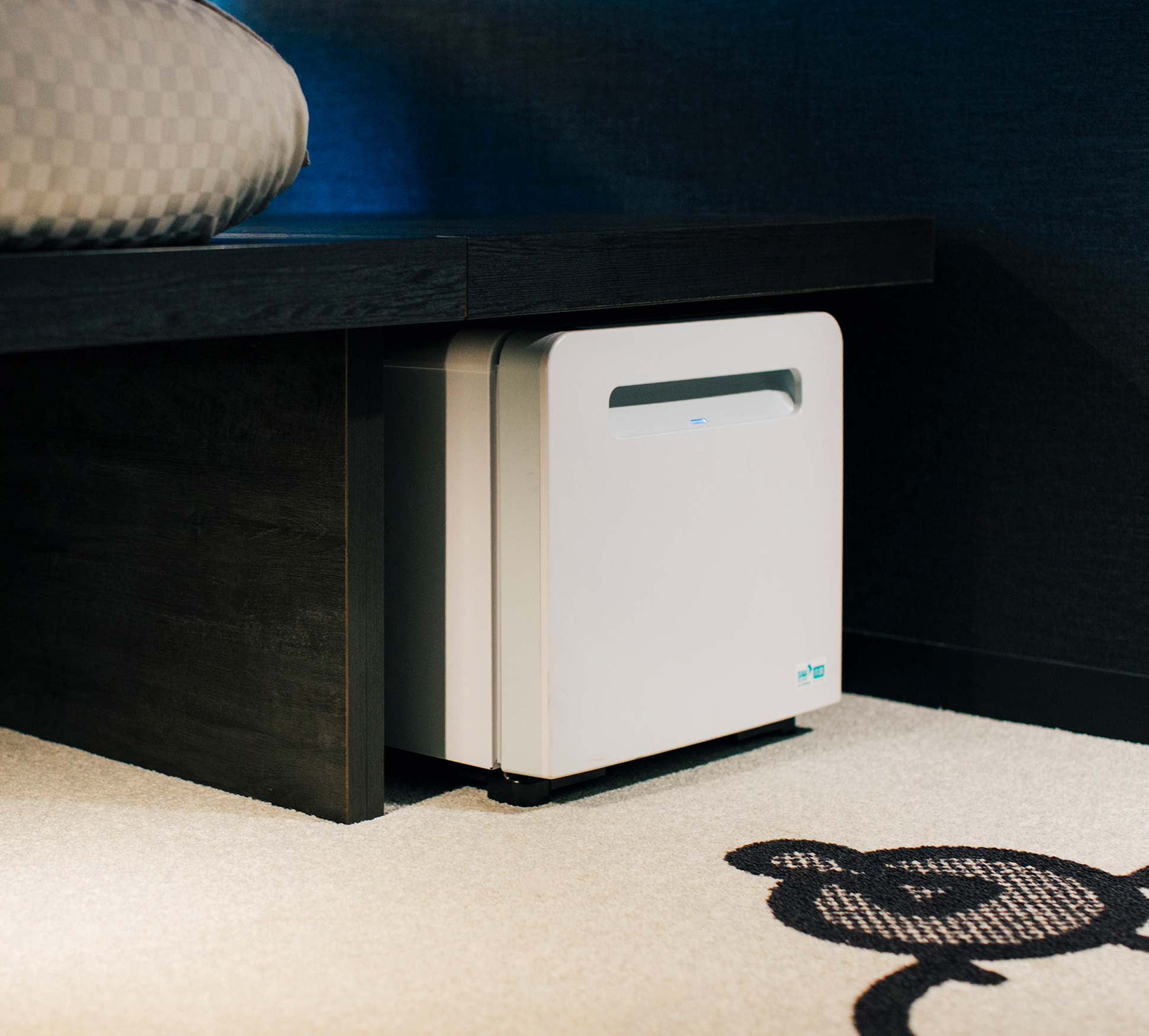 客房內備有空的冰箱。