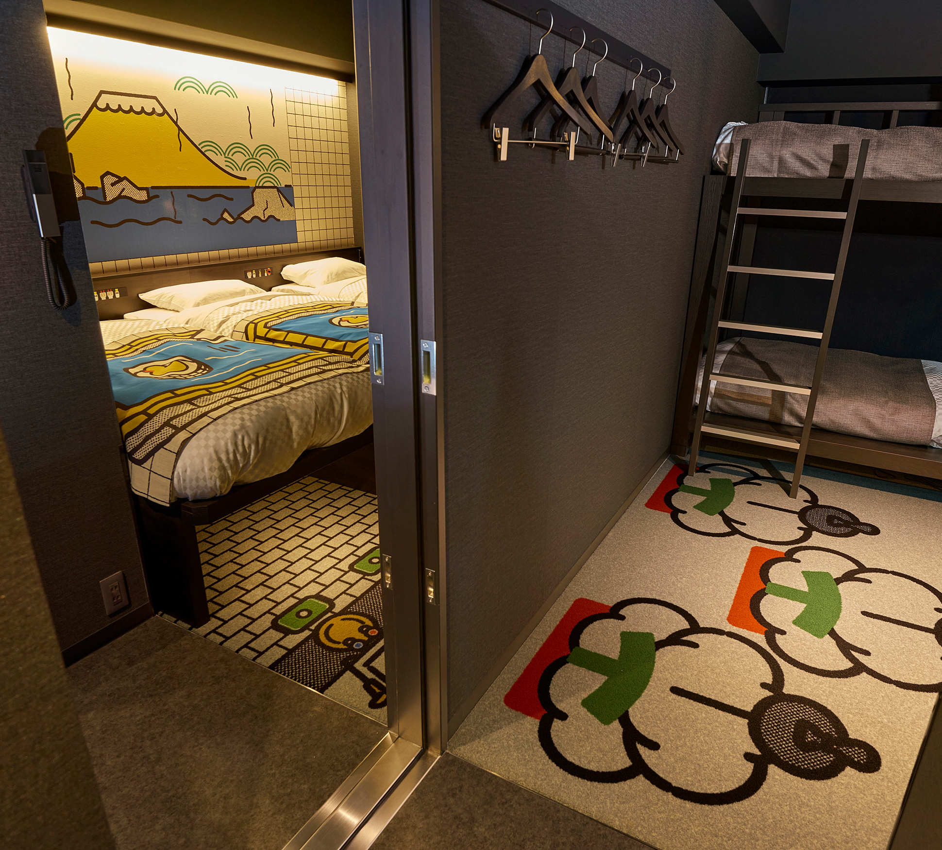 トリプルルームと、エコノミートリプルルームの2部屋を客室内で行き来することができるコネクティングルームをご用意しております。