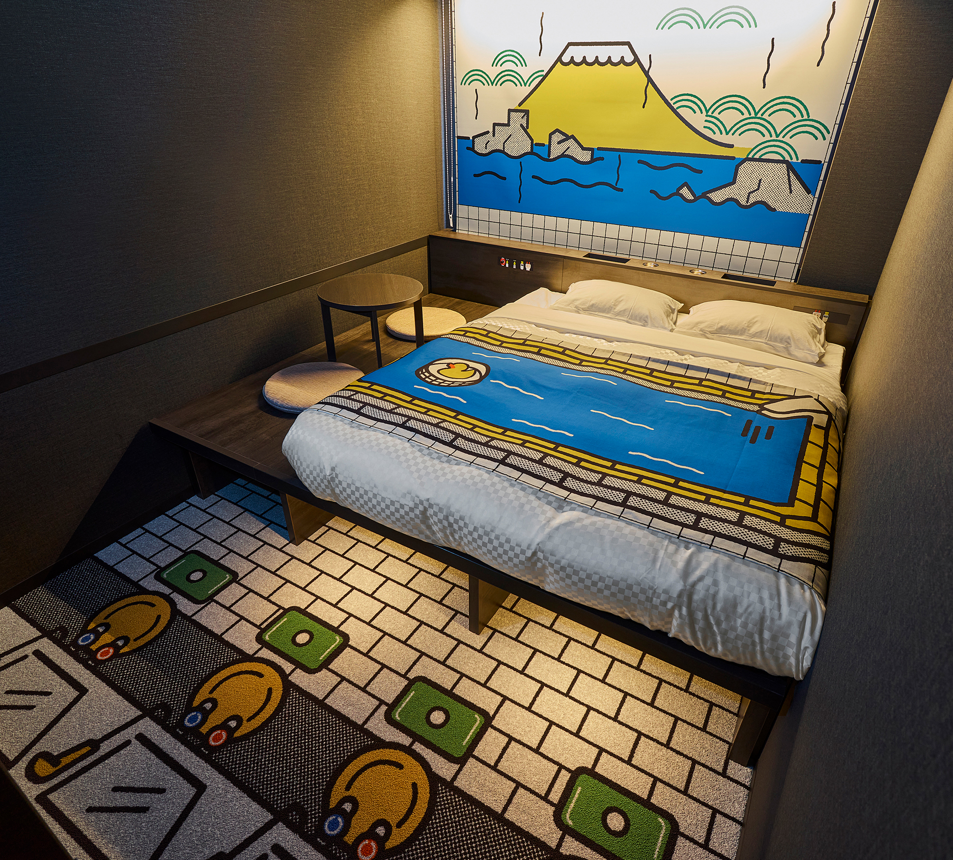 日本文化を表現した3パターン（銭湯、月見、相撲）のデザインをご用意しております。※画像は銭湯デザインの客室の一例です。