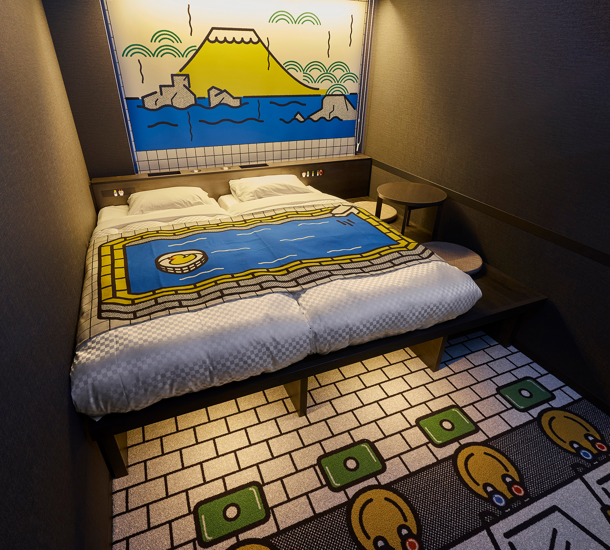 日本文化を表現した3パターン（銭湯、月見、相撲）のデザインをご用意しております。※画像は銭湯デザインの客室の一例です。