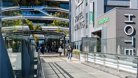 最寄り駅からの直結通路の写真