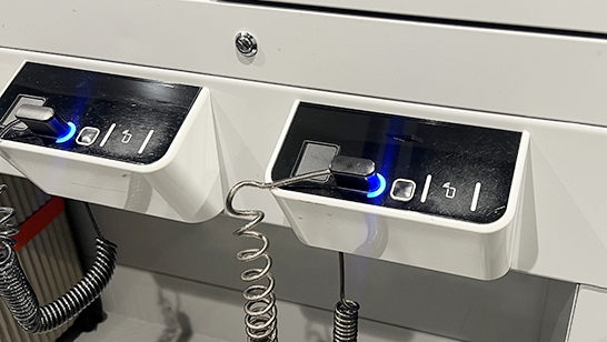 2.ランプが青いことを確認し、荷物の持ち手にコードを通し、荷物を収めます。