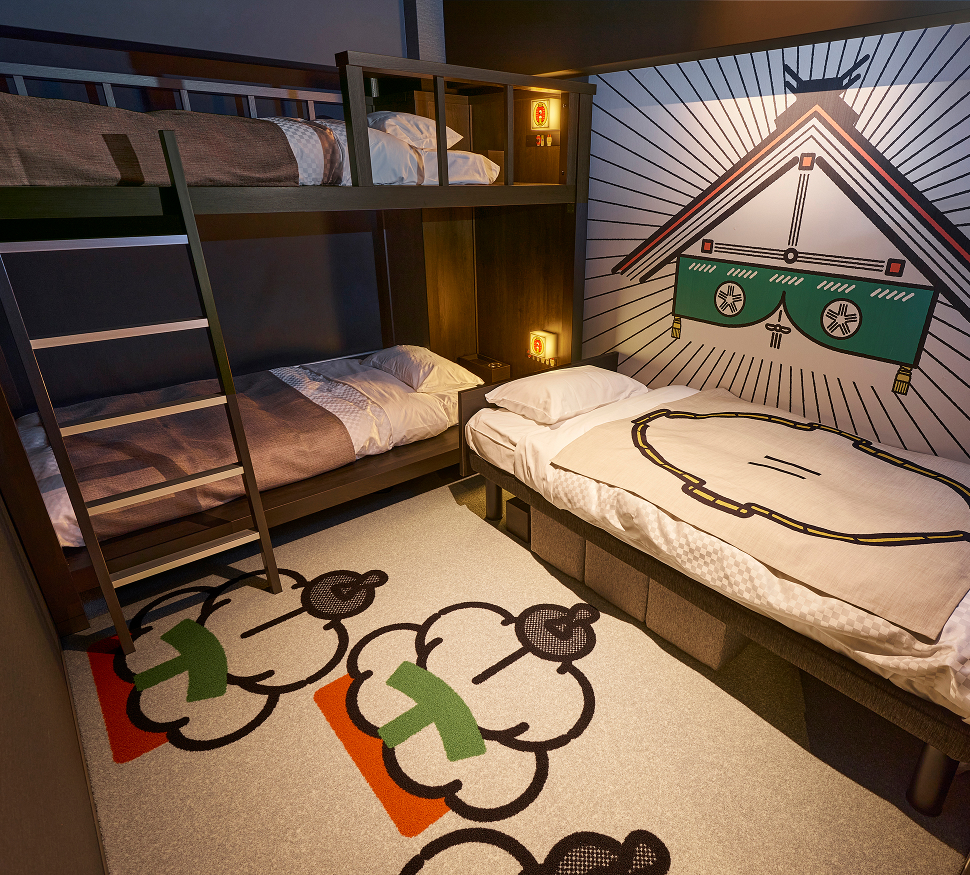 ＜2段ベッドとソファーベッド側＞広さは17㎡。マニフレックス社製のマットレスを使用しております。構造上、冷蔵庫のご用意がございません。